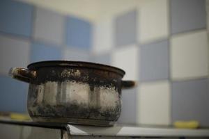 panela velha na pia. pratos na cozinha. cozinha antiga em casa. foto