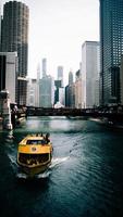 chicago, illinois 2020- barco amarelo na água foto