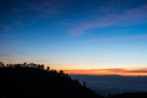 nascer do sol sobre a cordilheira em doi ang khang, chiang mai, tailândia. foto