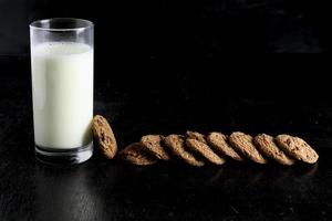 biscoitos e leite em fundo preto. espaço para texto foto