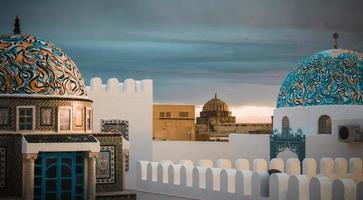 Kairouan, áfrica do norte, 2020 - mesquitas de construção branca e verde-azulada foto