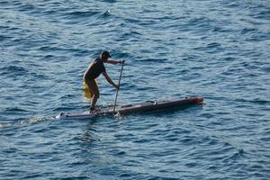 nadador de férias paddle surf no mar mediterrâneo foto