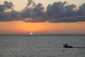 barco de pesca voltando da pesca ao nascer do sol foto