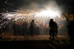 foto abstrata de demônios e festas de fogos de artifício.