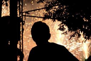 foto abstrata de demônios e festas de fogos de artifício.