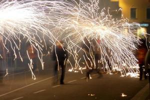 foto abstrata de demônios e festas de fogos de artifício.