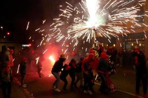 foto abstrata de demônios e festas de fogos de artifício.