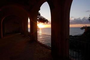 caminho de ronda, uma estrada paralela à costa brava catalã, localizada no mar mediterrâneo, no norte da catalunha, espanha. foto