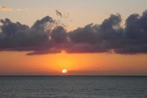 disco solar subindo no horizonte do mar, nascer do sol, amanhecer
