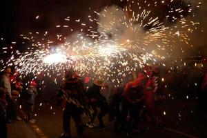 foto abstrata de demônios e festas de fogos de artifício.