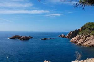 rochas e ilhotas na costa mediterrânea na costa brava catalã foto