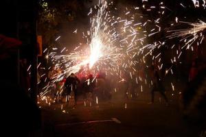 foto abstrata de demônios e festas de fogos de artifício.