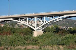 ponte sobre o rio llobregat, obras de engenharia para a passagem de carros, caminhões e ônibus. foto