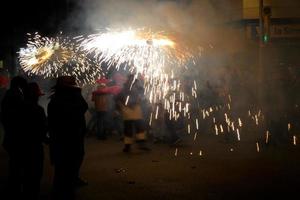 foto abstrata de demônios e festas de fogos de artifício.