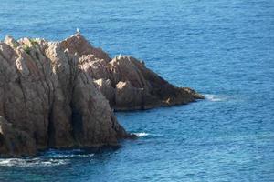 rochas e ilhotas na costa mediterrânea na costa brava catalã foto