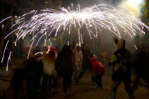 foto abstrata de demônios e festas de fogos de artifício.