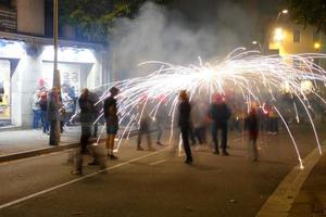 foto abstrata de demônios e festas de fogos de artifício.