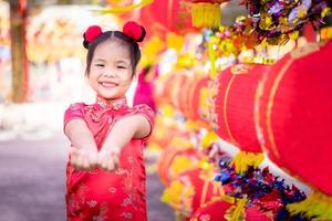 menina asiática em vestido tradicional chinês foto