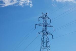 torres metálicas, obras de engenharia que sustentam os cabos de cobre que transportam eletricidade. foto