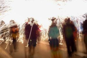 foto abstrata de demônios e festas de fogos de artifício.