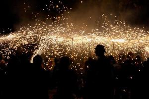 foto abstrata de demônios e festas de fogos de artifício.