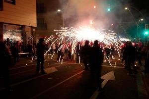 foto abstrata de demônios e festas de fogos de artifício.