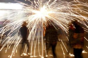 foto abstrata de demônios e festas de fogos de artifício.