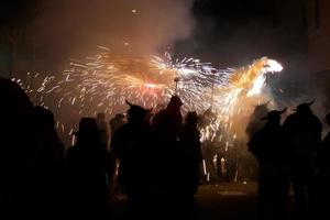 foto abstrata de demônios e festas de fogos de artifício.