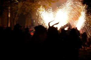 foto abstrata de demônios e festas de fogos de artifício.