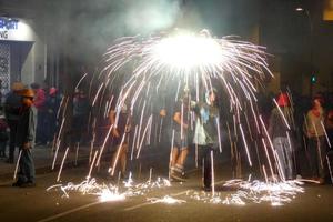 foto abstrata de demônios e festas de fogos de artifício.