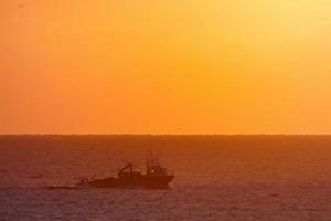 pescadores voltando da pesca de madrugada depois de passar a noite inteira no mar. foto