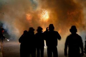 foto abstrata de demônios e festas de fogos de artifício.