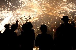 foto abstrata de demônios e festas de fogos de artifício.