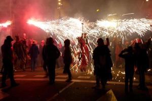 foto abstrata de demônios e festas de fogos de artifício.