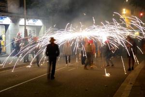 foto abstrata de demônios e festas de fogos de artifício.