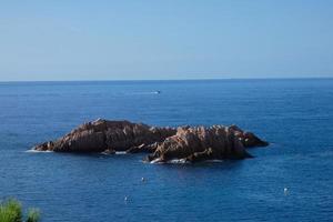 rochas e ilhotas na costa mediterrânea na costa brava catalã foto
