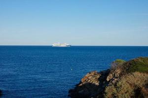 litoral mediterrâneo com rochas na região catalã, espanha foto