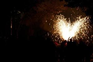 foto abstrata de demônios e festas de fogos de artifício.