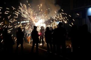 foto abstrata de demônios e festas de fogos de artifício.