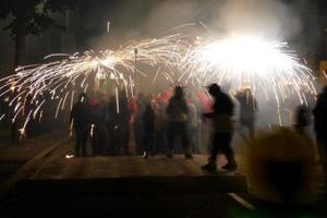 foto abstrata de demônios e festas de fogos de artifício.