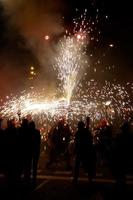 foto abstrata de demônios e festas de fogos de artifício.