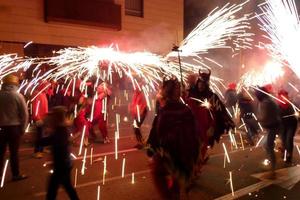 foto abstrata de demônios e festas de fogos de artifício.