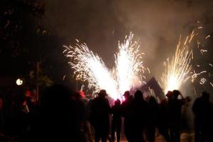 foto abstrata de demônios e festas de fogos de artifício.