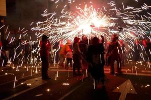 foto abstrata de demônios e festas de fogos de artifício.