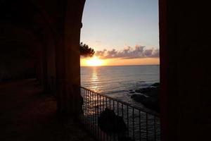 caminho de ronda, uma estrada paralela à costa brava catalã, localizada no mar mediterrâneo, no norte da catalunha, espanha. foto