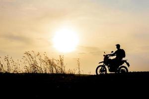 homem com conceito de turismo de aventura independente de bela montanha leve de motocross foto