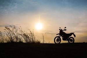motocross em um belo conceito de turismo de aventura independente de montanha leve foto