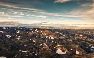 campo de lava vulcânica extraterrestre e rio glaciar no deserto remoto no verão nas terras altas da Islândia foto