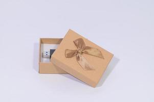 caixa de presente marrom com pen drive foto