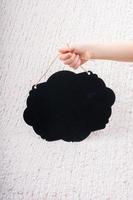 quadro de avisos em forma de balão preto na mão